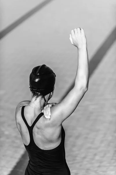 Vrouwelijke warming-up voor zwemmen — Stockfoto