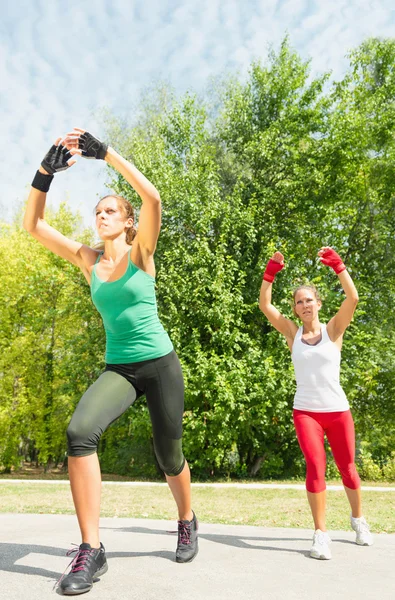 Mujeres durante la formación de TaeBo — Foto de Stock