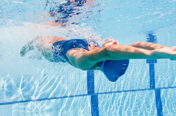 Mujer bucea en la piscina — Foto de Stock