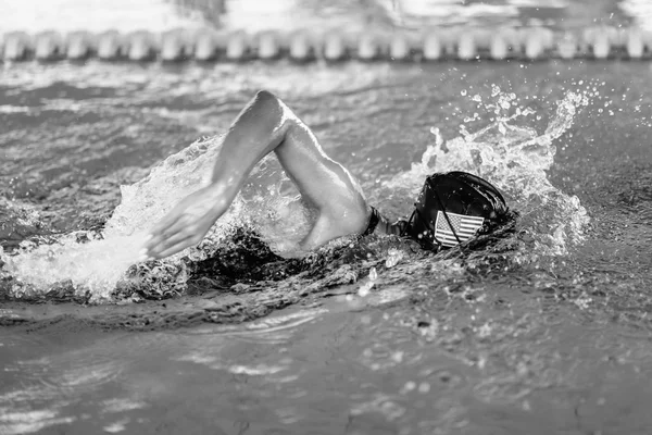Atleta feminino nadando na piscina — Fotografia de Stock
