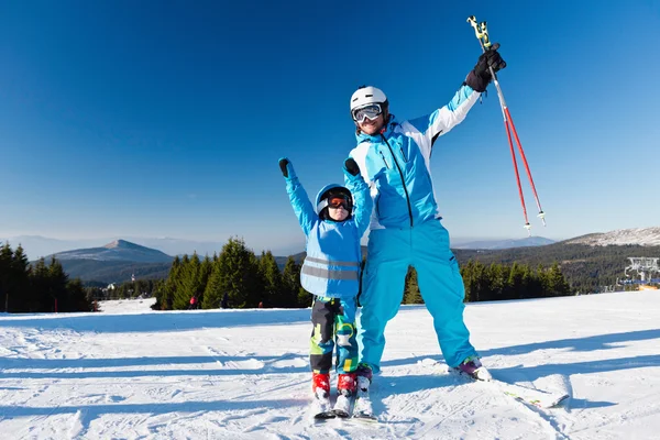 아버지와 아들 스키 슬로프에서 스키 — 스톡 사진