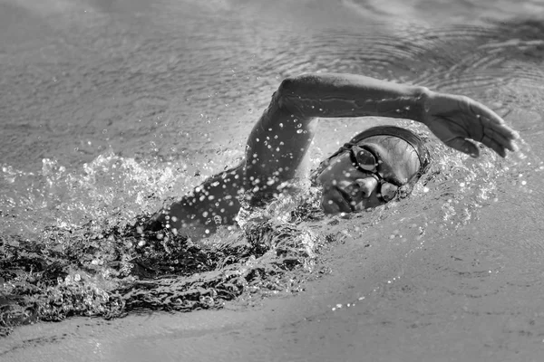 Atleta femenina nadando en la piscina — Foto de Stock