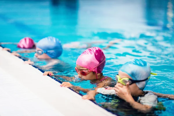 Grupo de niños en clase de natación — Foto de Stock