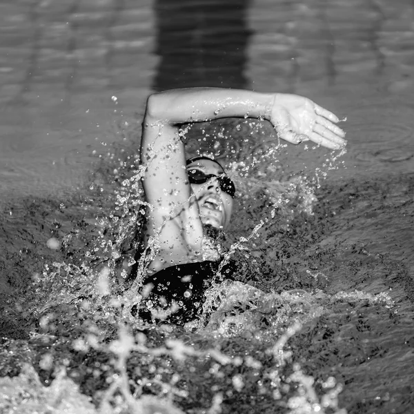 Nadador de arrastre delantero —  Fotos de Stock