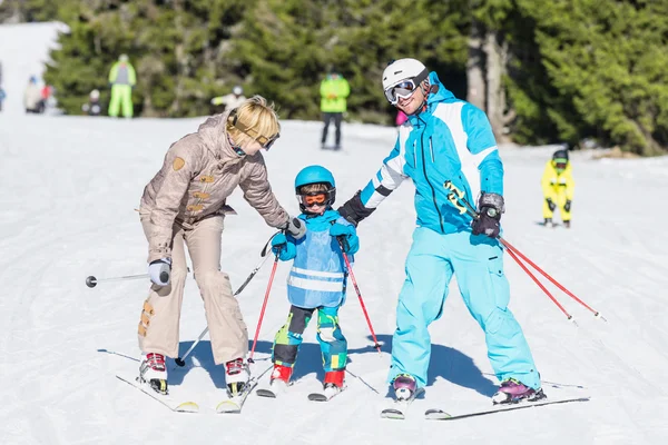 Ski en famille en vacances — Photo