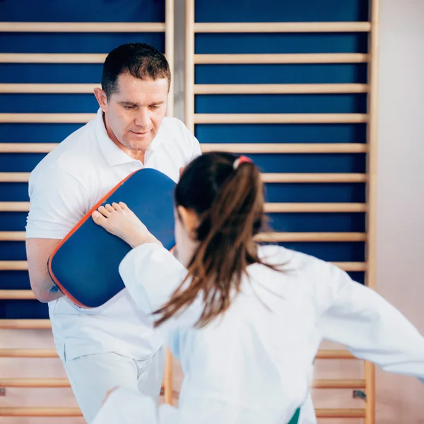 Taekwondo eğitmen çocuk ile çalışma — Stok fotoğraf