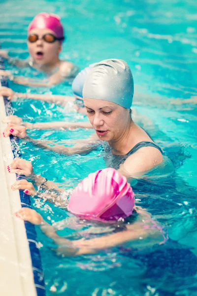 Breathing exercise at swimming class for children — Stock Photo, Image