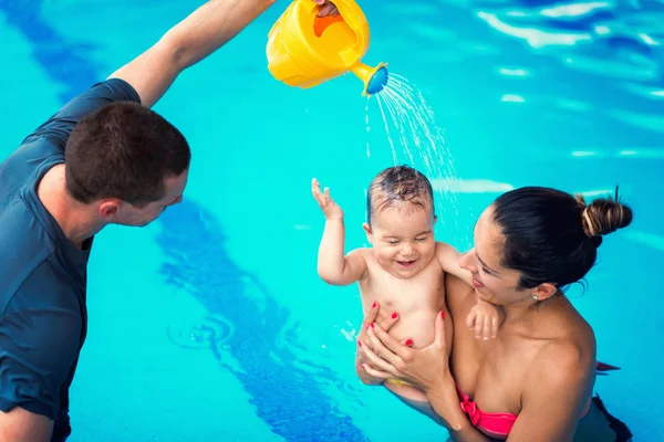 Instructor with baby and mother having fun in pool — Stock Photo, Image