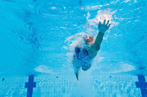 Mulher mergulha na piscina — Fotografia de Stock