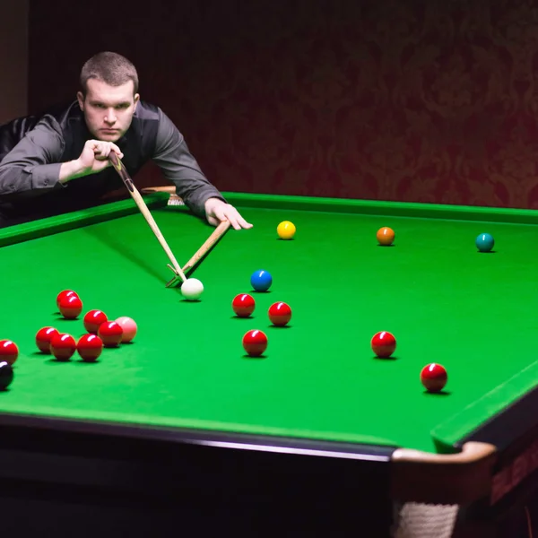 Snooker-spelare med resten — Stockfoto