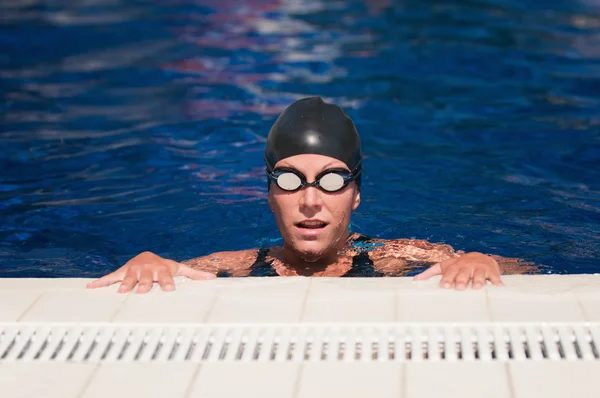 Nuotatore appeso al bordo piscina — Foto Stock