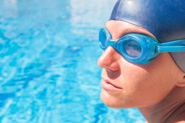 Nadadora nadadora en la piscina — Foto de Stock