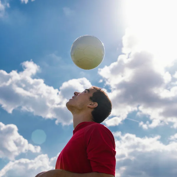 Jogador de futebol com bola sobre a cabeça — Fotografia de Stock