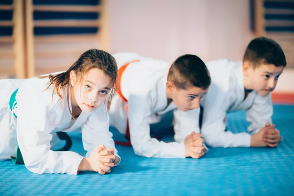 Niños en el entrenamiento de artes marciales — Foto de Stock