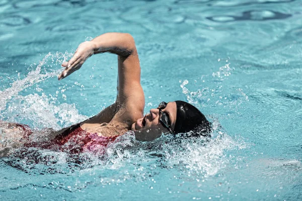 Freistilschwimmerin in Aktion — Stockfoto