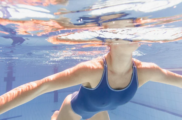 Žena nenuceně plavání v bazénu — Stock fotografie