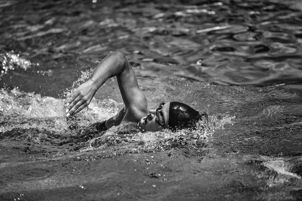 Havuzda yüzen kadın — Stok fotoğraf
