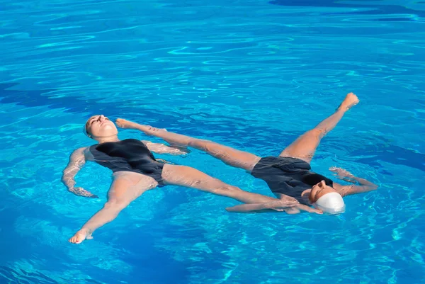 Synchronized swimmers duet — Stock Photo, Image