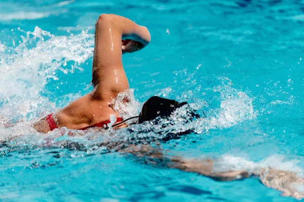 Kvinnelig idrettsutøver som svømmer foran – stockfoto