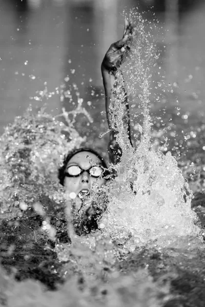 Bayan yüzücü sırtüstü yüzme gerçekleştirme — Stok fotoğraf