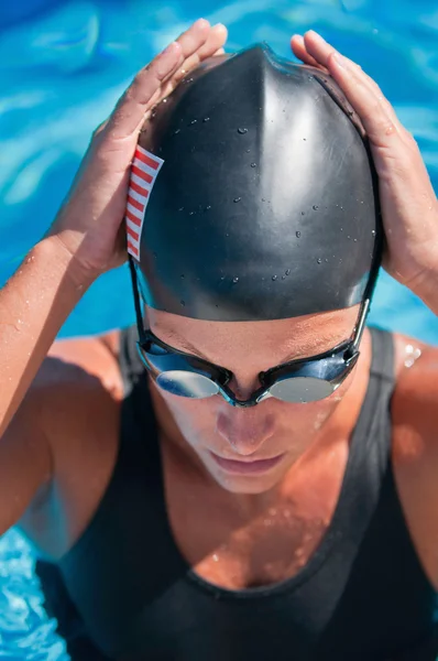 Nadador americano se preparando antes da corrida — Fotografia de Stock