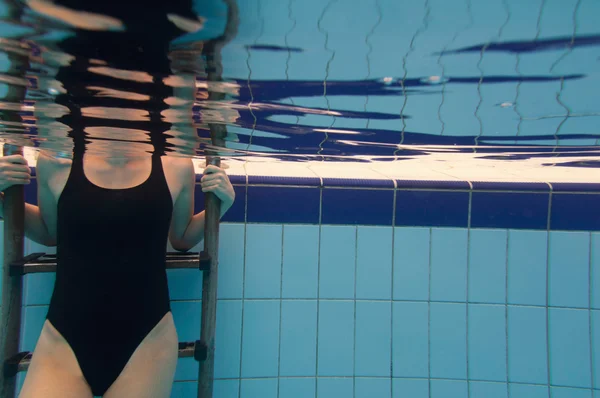 Torso femenino en la piscina — Foto de Stock