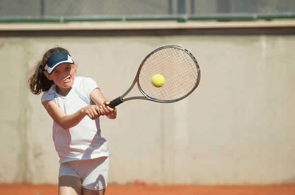 Pratik junior tenis oyuncusu — Stok fotoğraf