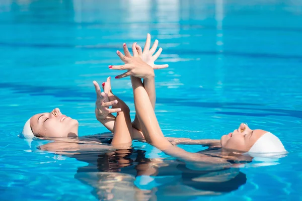 Leistung im Synchronschwimmen — Stockfoto