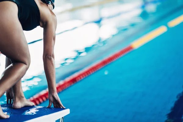 Nadador de pie en el bloque de partida — Foto de Stock