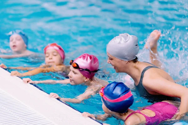 Clase de natación para niños — Foto de Stock