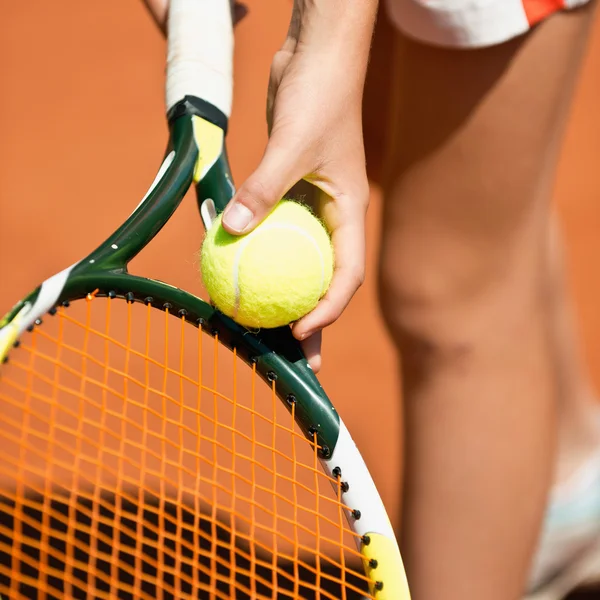 Female tennis player serving — Stock Photo, Image