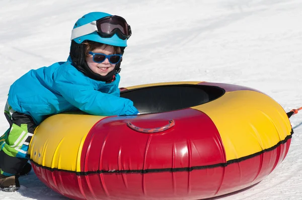 Petit garçon se préparant pour les tubes à neige — Photo