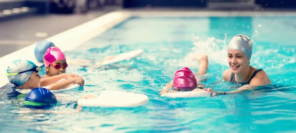 Lekce plavání v krytém bazénu — Stock fotografie