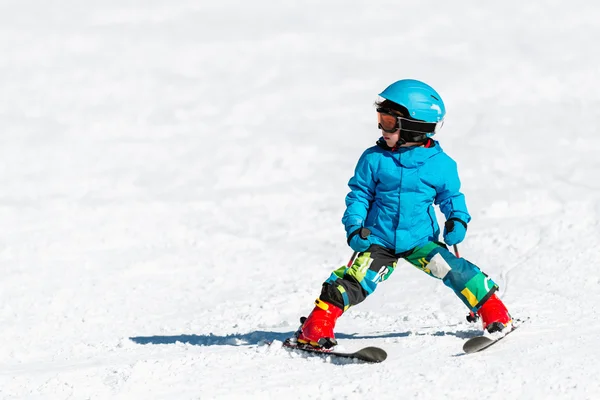 Jongetje skiën — Stockfoto