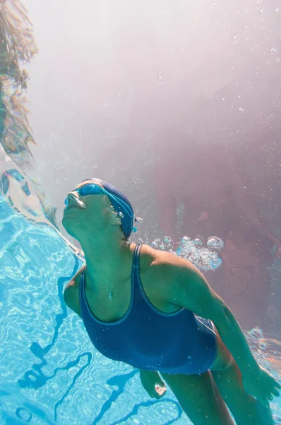 Nadadora femenina bajo el agua —  Fotos de Stock