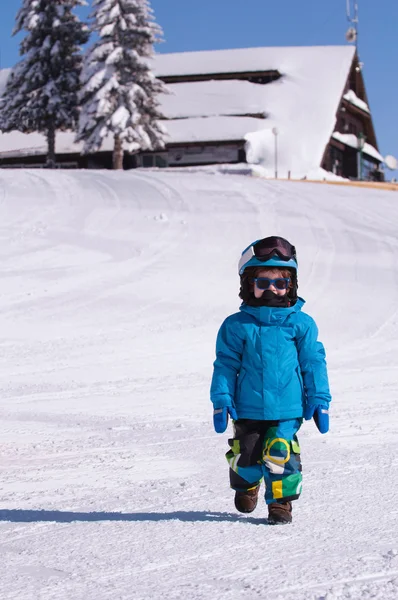 Маленький хлопчик ходить на снігу — стокове фото