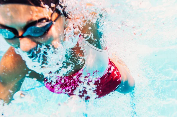 Hembra nadador cara bajo el agua — Foto de Stock