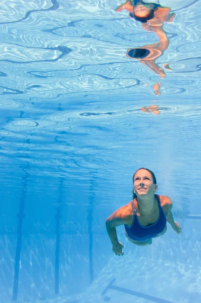 Frau schwimmt unter Wasser — Stockfoto