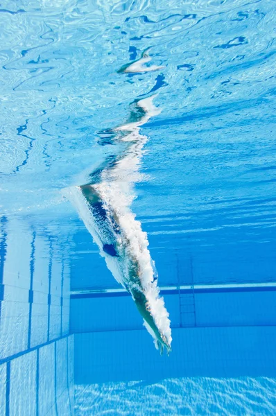 Frau stürzt in Schwimmbad — Stockfoto