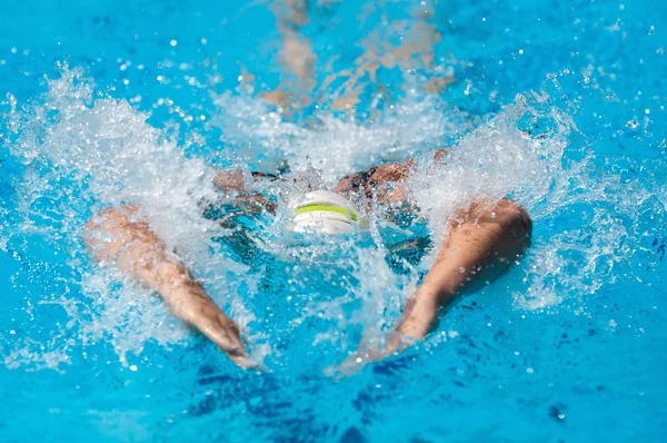 Schmetterlingsschlagschwimmerin sorgt für Furore — Stockfoto