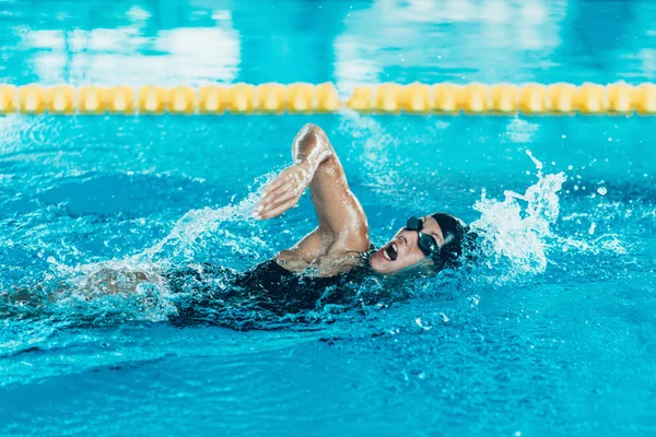 Zwemster in actie — Stockfoto