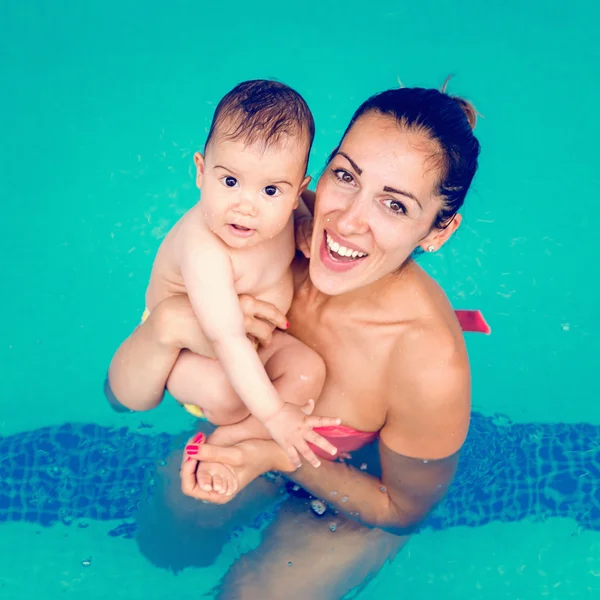 Mother with baby in swimming pool — Stock Photo, Image