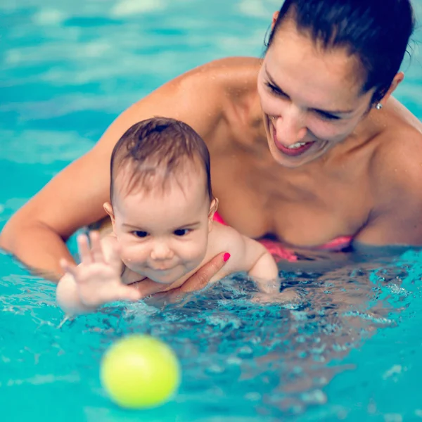 Mãe com bebê na piscina — Fotografia de Stock