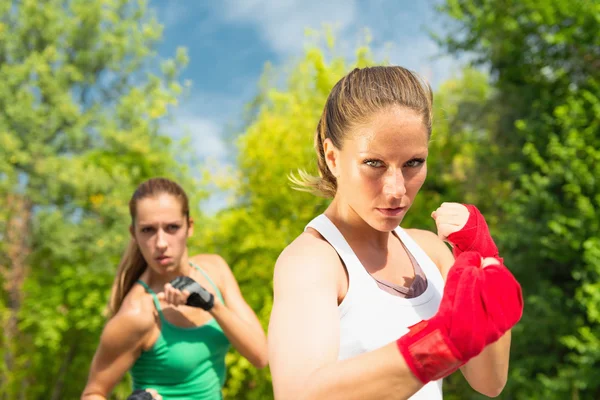 Two girls in a fighting stance — Stock Photo, Image