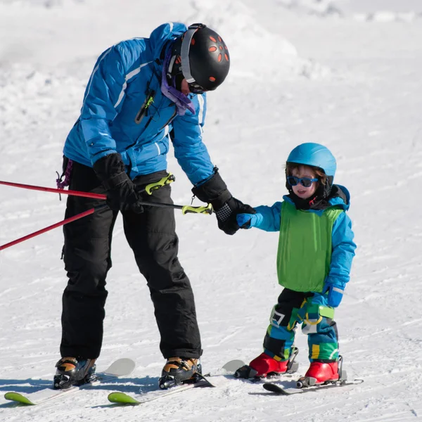 Entraîneur de ski apprenant petit garçon — Photo