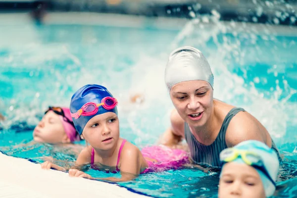 Swimming instructor with group of children — Stock Photo, Image