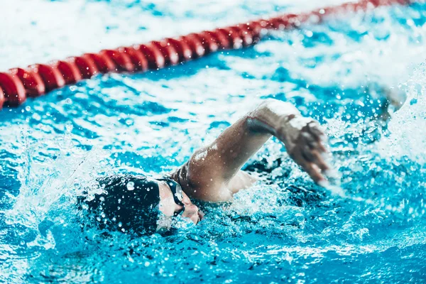 Deportiva nadadora femenina — Foto de Stock