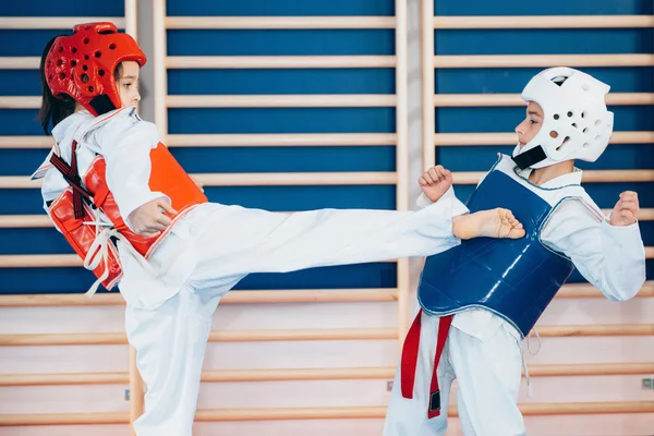 Taekwondo crianças sparring — Fotografia de Stock