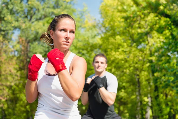 Donna e uomo che fanno Taebo formazione — Foto Stock