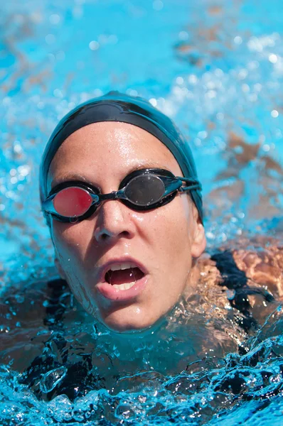 Erschöpfter Schwimmer nach Sprint-Abschluss — Stockfoto